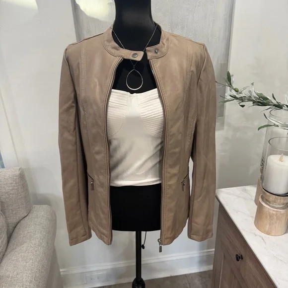 ***SOLD*** NWT ALO Yoga Airlift Turn It Up Bra Tank in Ivory Cream L - Picture 11 of 13